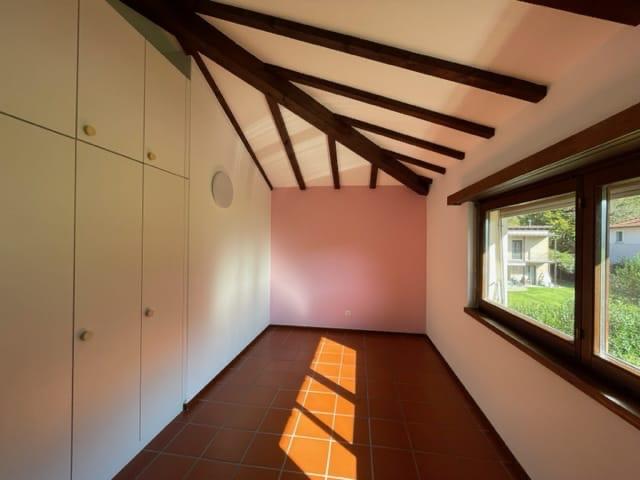 Schlafzimmer vor der Renovation in Bellinzona