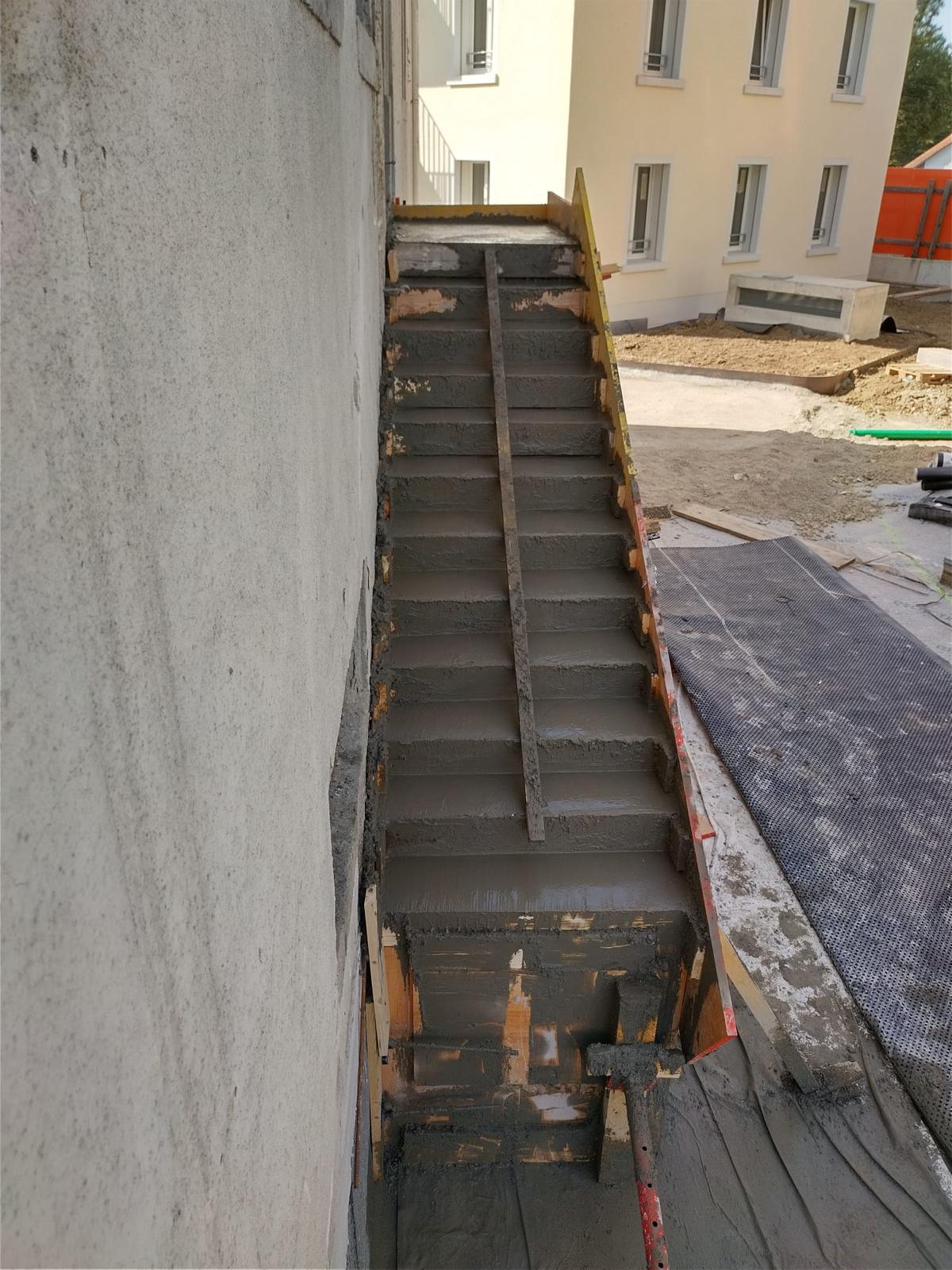 Nach der Renovation: neue Betonstufen bei einem Geb&auml;ude in K&uuml;nten AG