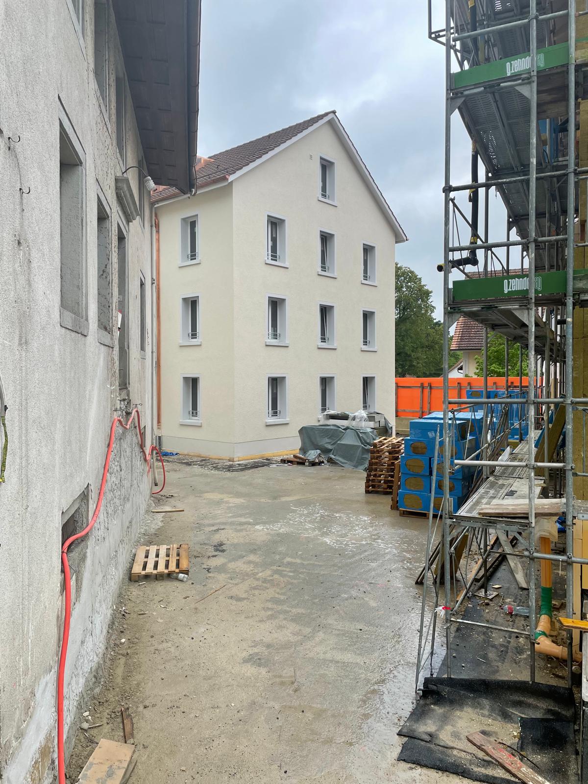 Vor der Renovation: Baustellenbereich zwischen Geb&auml;uden in K&uuml;nten AG