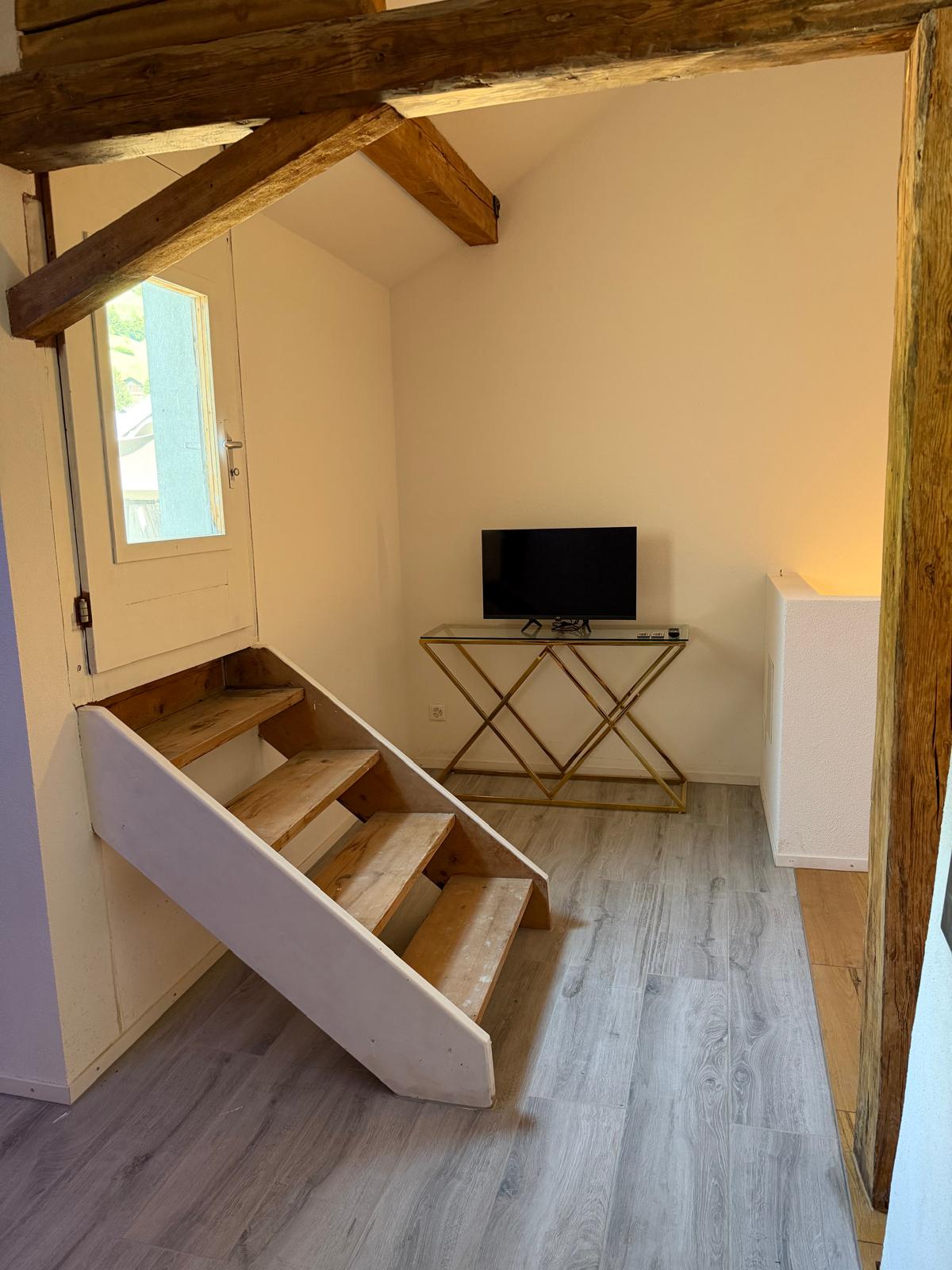 Nach der Renovation: heller Dachraum mit Holzstruktur