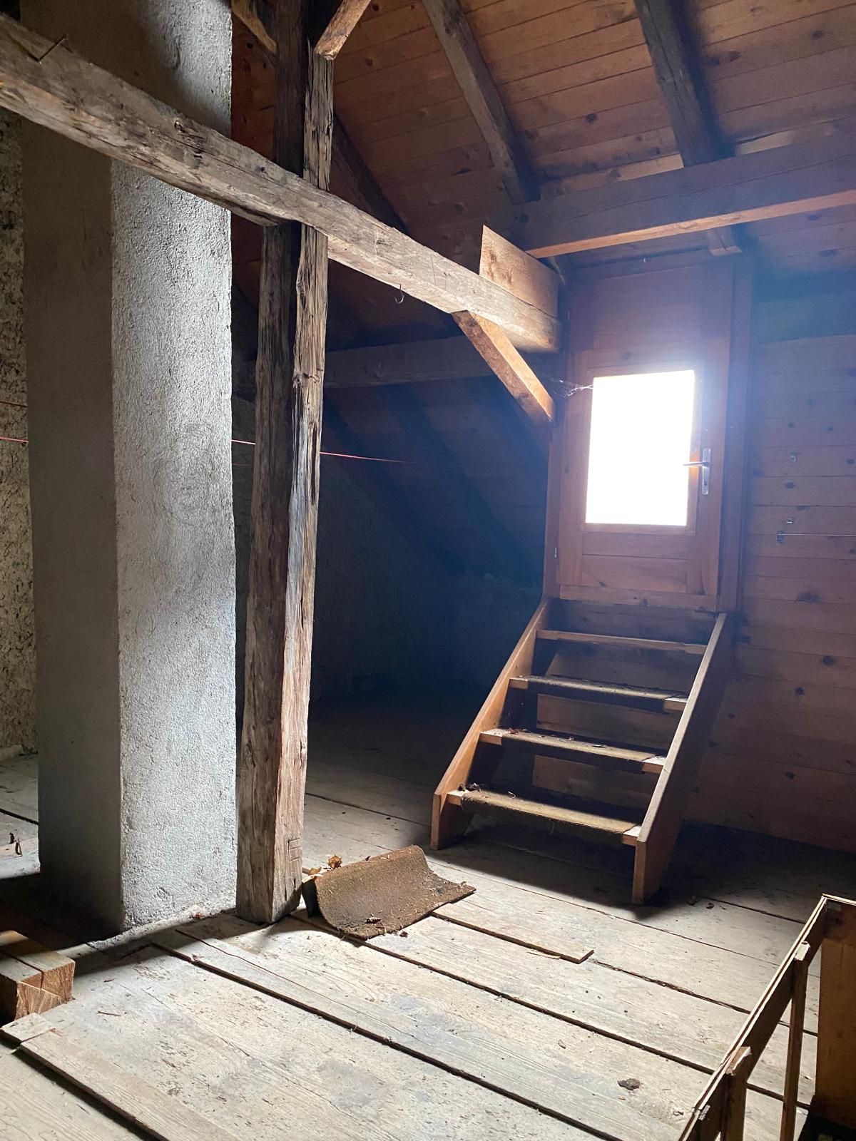 Vor der Renovation: dunkler Dachraum