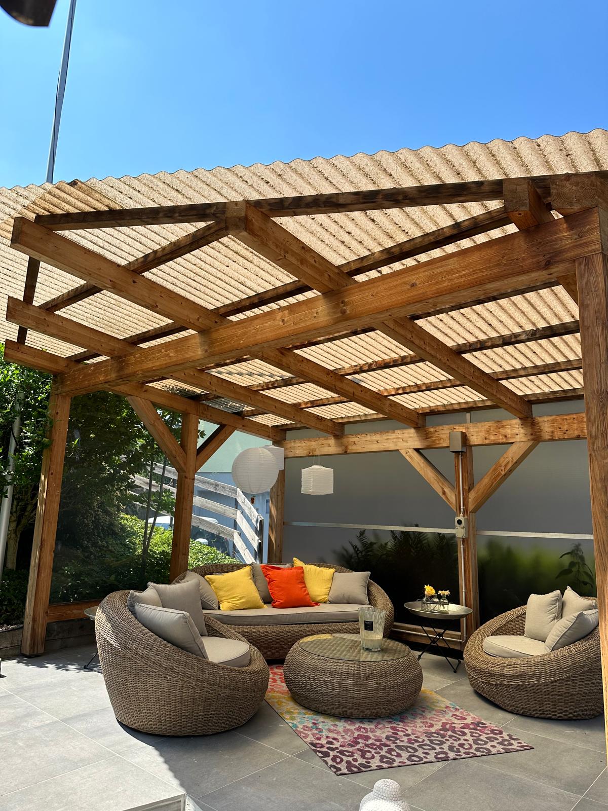 Nach der Renovation: Terrasse mit Sitzbereich